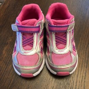 Toddler girls pink Saucony shoes